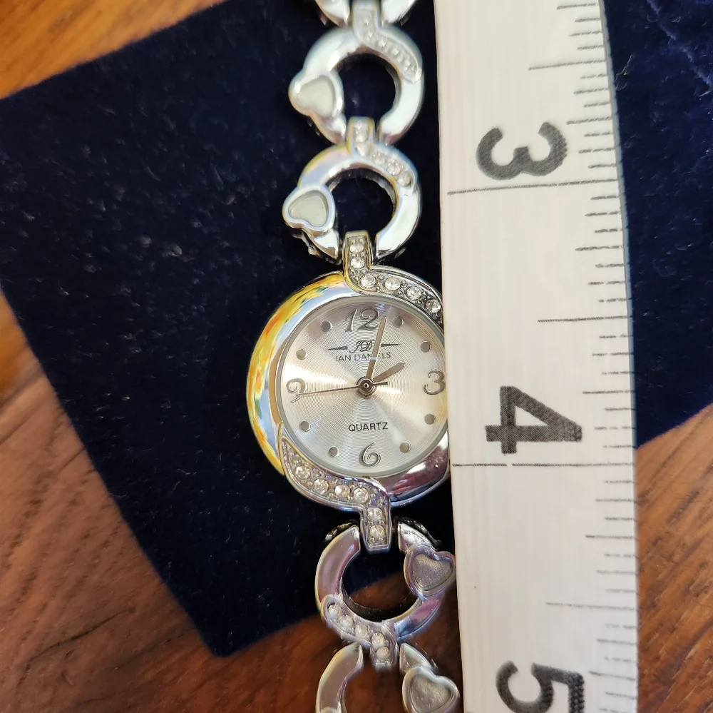 IAN Daniel's Quartz Stainless steel watch. Beautiful circle band. NEW BATTERY
